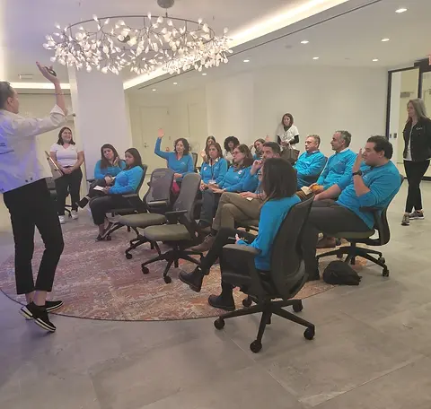 Participantes conversando después del Tour Virtual de Demencia®, reflexionando sobre su experiencia y aprendiendo sobre el cuidado de la demencia