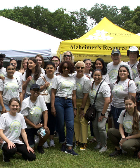 Equipo de Act Now Foundation ofreciendo educación sobre el Alzheimer, evaluaciones de memoria y recursos para cuidadores en la Feria de Salud Cerebral