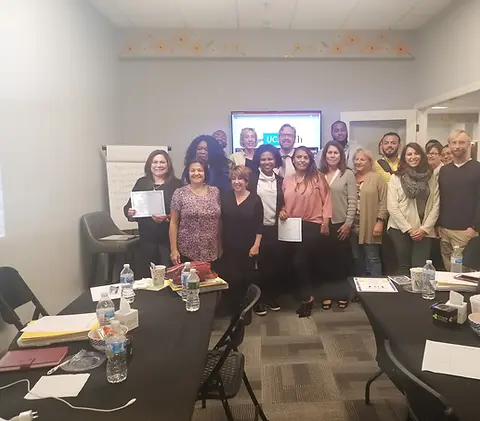 Equipo de proveedores de cuidado posando juntos tras completar una formación en demencia en Nueva Jersey
