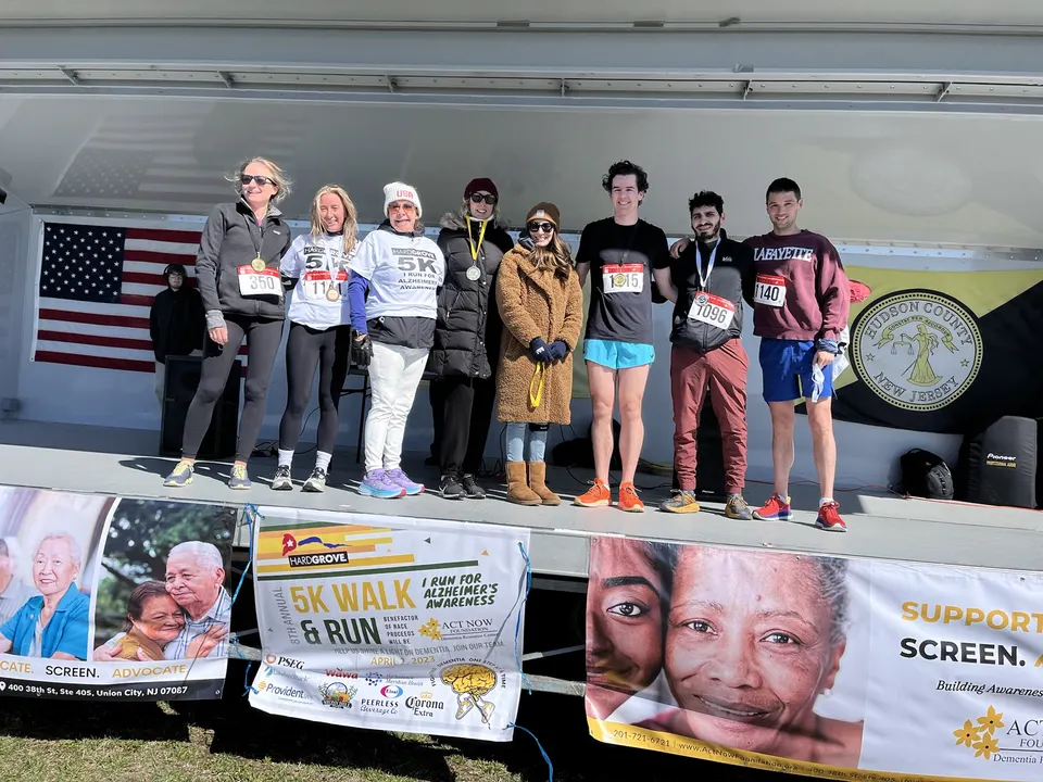 Ganadores de la Carrera y Caminata 5K HardGrove en el podio celebrando su logro