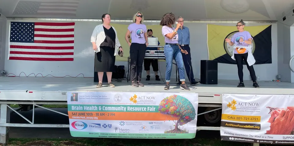 Darice Toon y las cofundadoras de Act Now Foundation, Kristine Allen y Cary Lopez, dando la bienvenida en la Feria de Salud Cerebral y Recursos Comunitarios 2023.