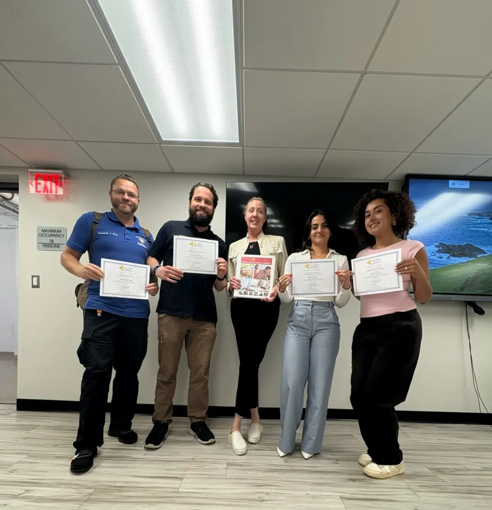 Profesionales de la salud celebrando la finalización del programa de formación en demencia de Act Now Foundation.