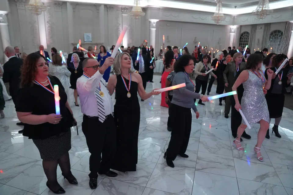 Asistentes a la gala disfrutando de música en vivo y baile durante la celebración nocturna