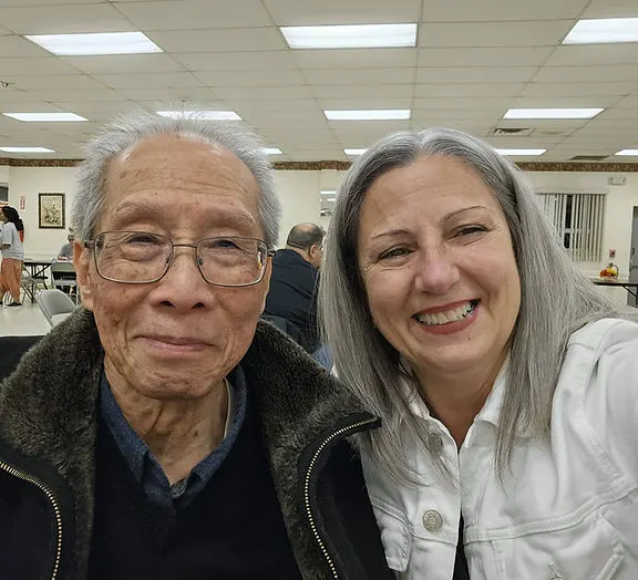 El Certified Dementia Practitioner de Act Now Foundation sonriendo junto a una persona mayor durante una sesión gratuita de evaluación de memoria