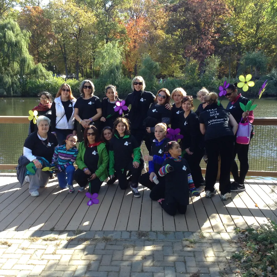 Equipo de Act Now Foundation participando en una caminata solidaria comunitaria para sensibilizar sobre la demencia