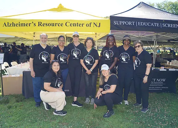 Equipo de Act Now Foundation en la Feria Anual de Salud Cerebral y Recursos Comunitarios ofreciendo recursos sobre demencia