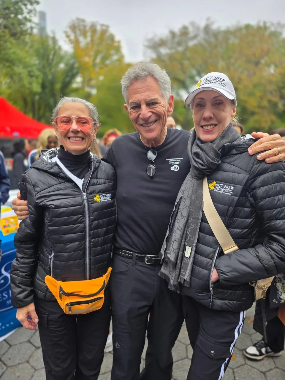 Las cofundadoras de Act Now Foundation, Kristine Allen y Cary Lopez, con Bill Ritter de ABC 7 en la CaringKind Alzheimer’s Walk en Central Park, octubre de 2026