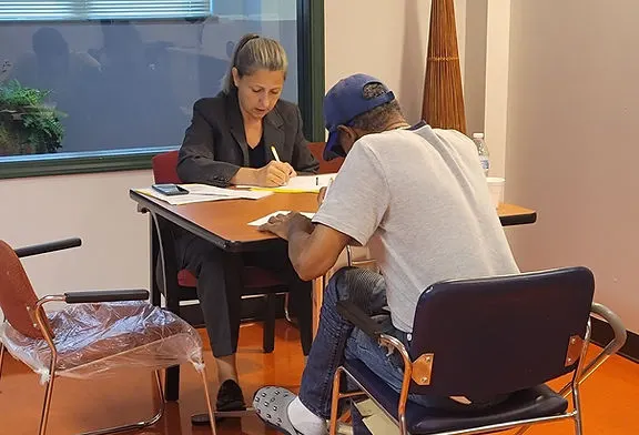 Persona mayor completando una evaluación cognitiva gratuita con el apoyo de Act Now Foundation