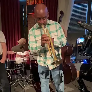 Hombre tocando la trompeta