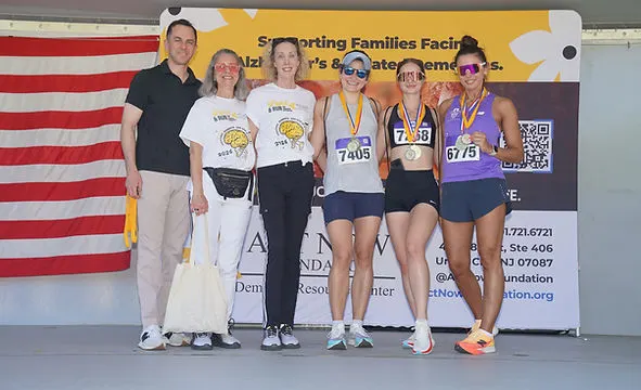 Participante sosteniendo con orgullo una medalla tras completar la carrera