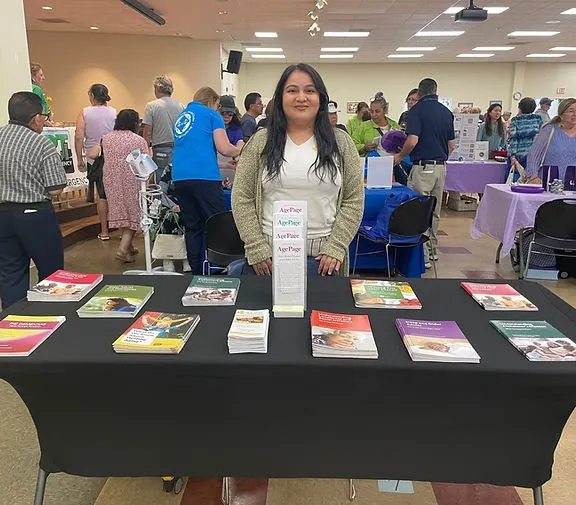 La gerente de programas de Act Now Foundation, Jessica Vega, compartiendo recursos sobre demencia en un evento comunitario de Nueva Jersey