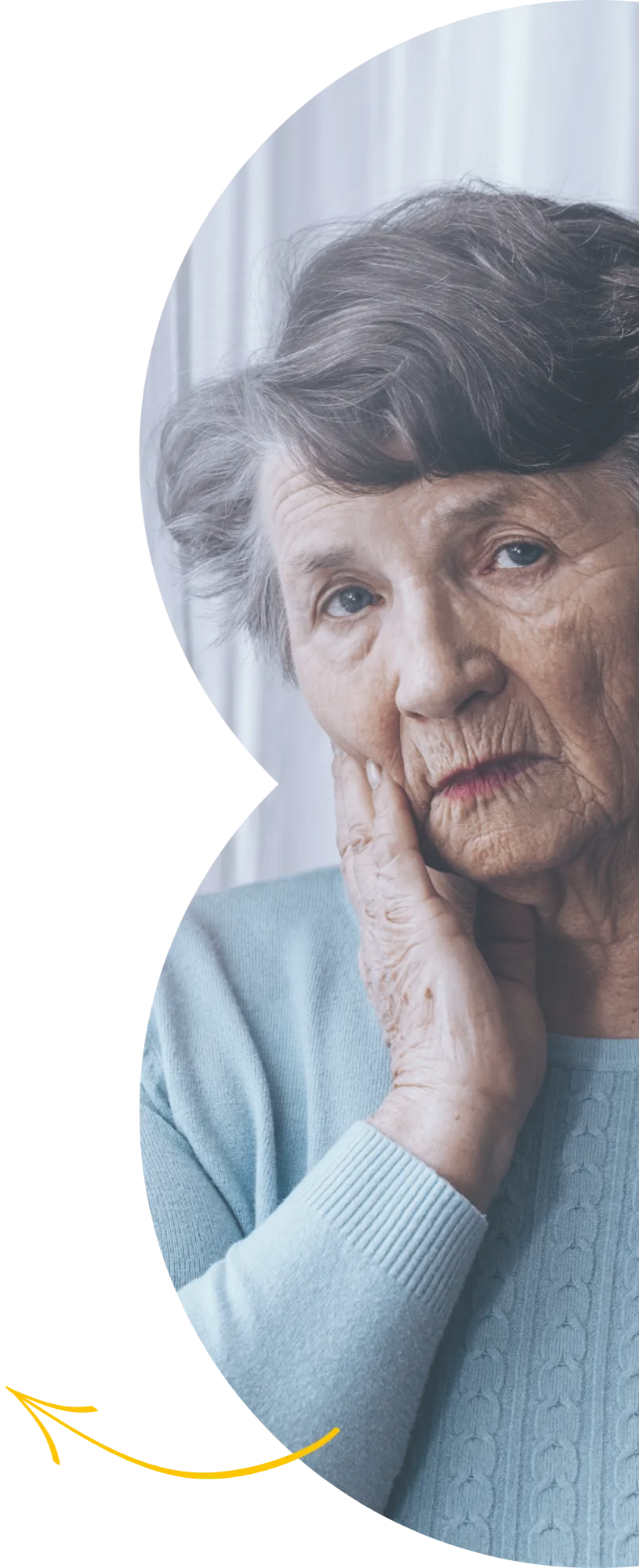 Mujer mayor sentada pensativa, mostrando signos de pérdida de memoria y confusión asociados con la enfermedad de Alzheimer