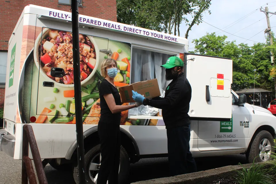 Proyecto Food4Life de Act Now Foundation entregando comidas a personas mayores confinadas en casa