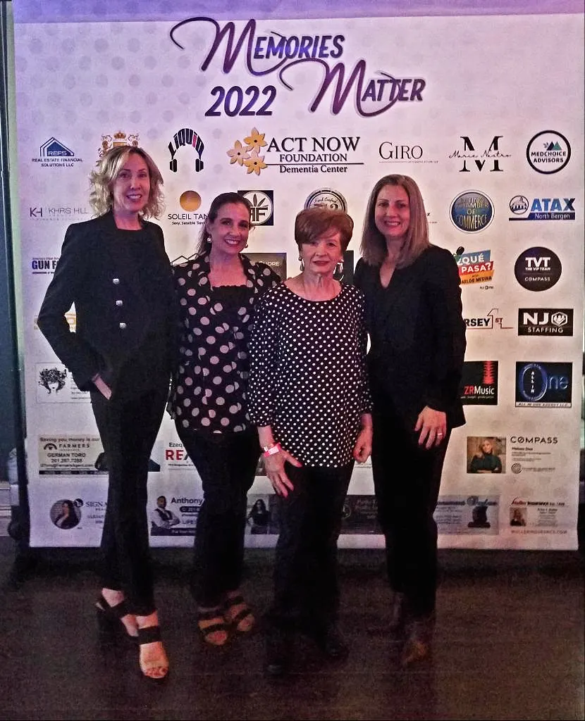 Cofundadoras de Act Now Foundation con una persona mayor y su cuidador en el evento solidario Música y Recuerdos en Nueva Jersey