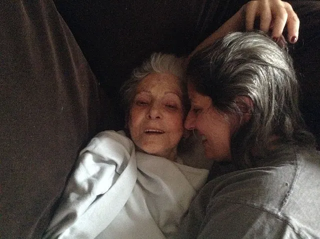 Cary Lopez acompañando a su madre durante su experiencia con el Alzheimer, reflejando su vivencia personal como cuidadora