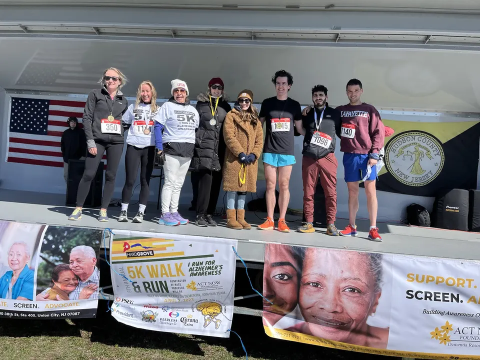 Ganadores en el podio de la Carrera y Caminata 5K de Act Now Foundation para la concienciación sobre el Alzheimer en Nueva Jersey