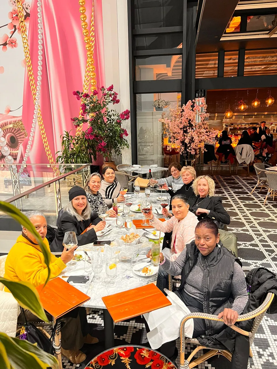 Equipo de Act Now Foundation celebrando juntos en un almuerzo navideño