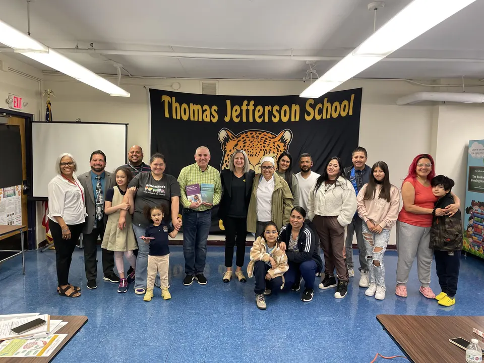 Asistentes reunidos en un seminario comunitario de educación sobre demencia