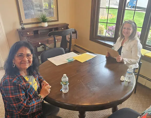 Persona mayor participando en una evaluación cognitiva de memoria junto a un miembro del personal de Act Now Foundation en Union City, NJ.