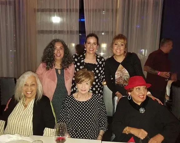 Personas mayores y cuidadores en un evento de recaudación de fondos de Act Now Foundation en Nueva Jersey