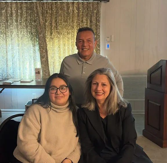Personal de Act Now Foundation con la coordinadora del centro comunitario en un evento de seminario sobre demencia