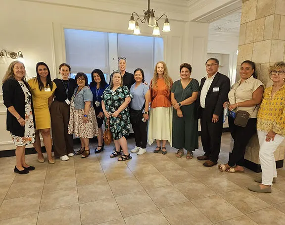Cuidadores reunidos en una sesión de formación en demencia de Act Now Foundation