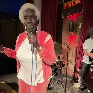 Persona mayor cantando