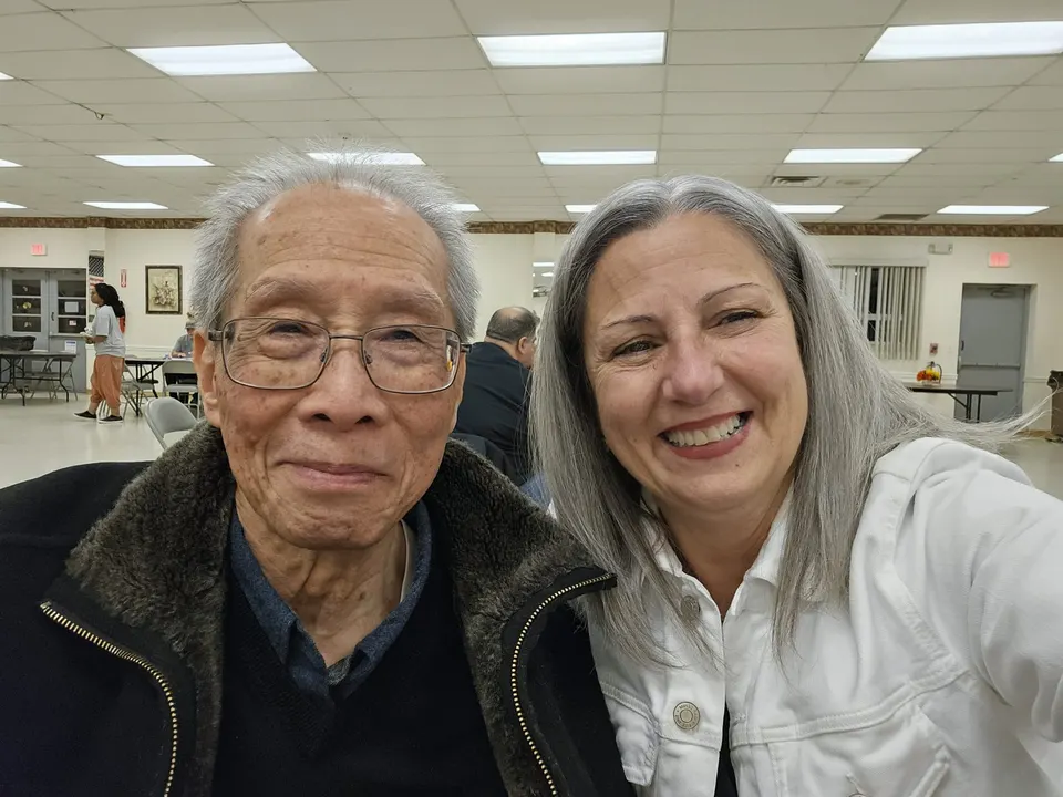 Asistentes sonrientes en un evento social de Memory Café en el Condado de Bergen