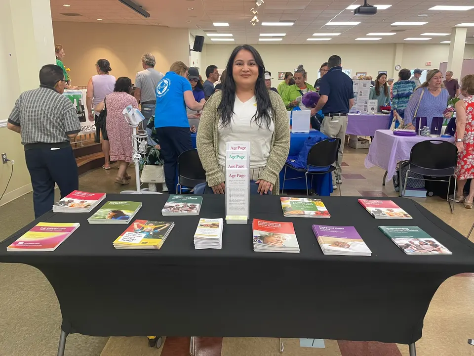 Evento de divulgación de Act Now Foundation conectando a personas mayores y cuidadores con servicios gratuitos sobre demencia
