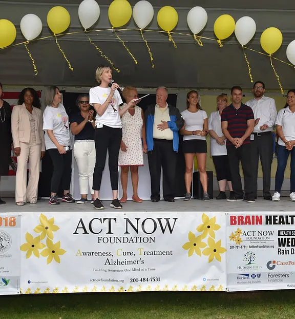 Kristine Allen, Presidenta de Act Now Foundation, hablando en la Feria de Salud Cerebral y Recursos Comunitarios en Nueva Jersey