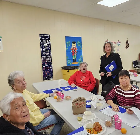 Miembros de la comunidad aprendiendo sobre la prevención de la demencia y la salud cerebral en un seminario de Act Now Foundation
