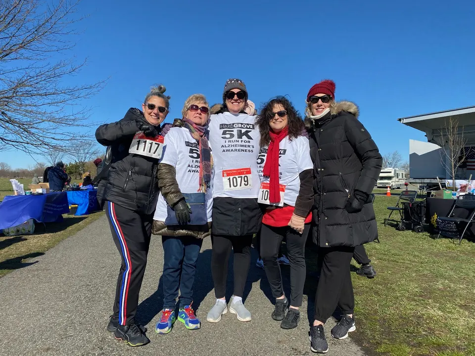Participantes en la Carrera y Caminata 5K de Act Now Foundation en apoyo a la concienciación sobre el Alzheimer y la demencia en Nueva Jersey