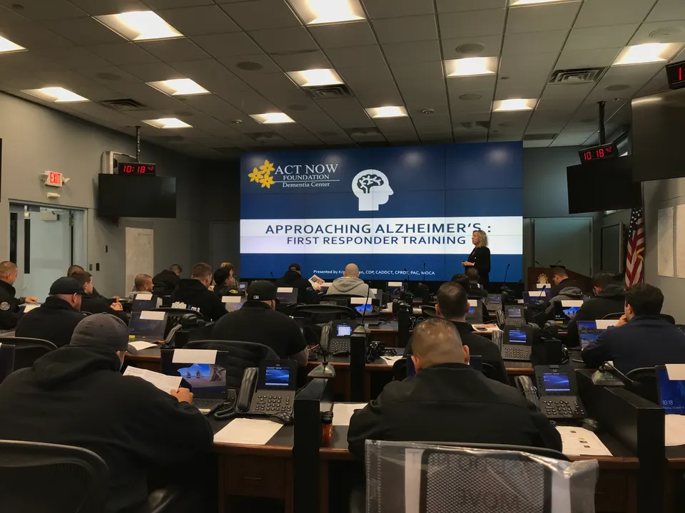 Agentes de policía y técnicos en emergencias médicas aprendiendo estrategias de concienciación y respuesta ante la demencia durante una formación de Act Now Foundation