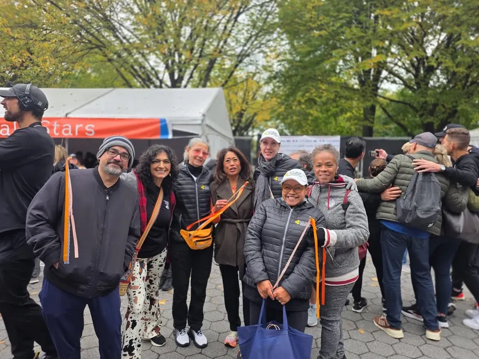 Las cofundadoras de Act Now Foundation, Kristine Allen y Cary Lopez, con simpatizantes, entre ellos Nina Pineda de ABC 7, en la CaringKind Alzheimer’s Walk en Central Park, octubre de 2026