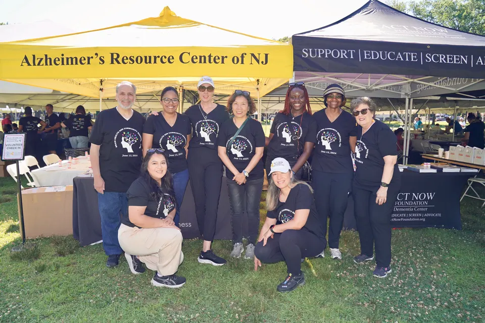 Equipo de Act Now Foundation en la feria anual de salud cerebral y recursos comunitarios, brindando apoyo y educación a familias afectadas por la demencia