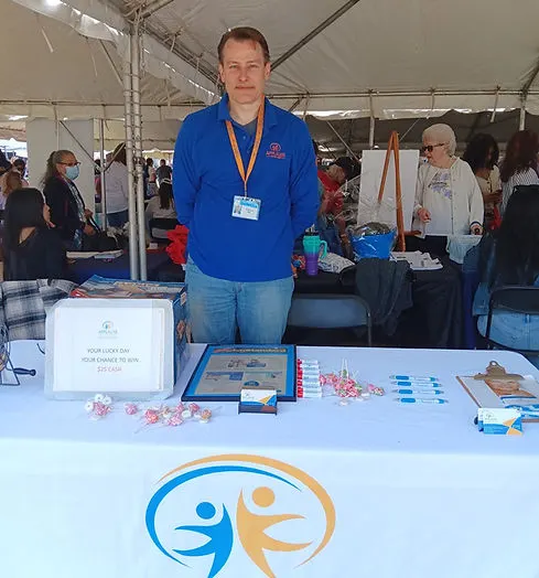 Equipo de Applause Homecare en su mesa de patrocinador durante la Feria de Salud Cerebral y Recursos Comunitarios de Act Now Foundation