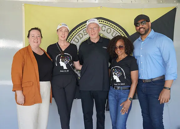 Líderes de Act Now Foundation con el personal de la Oficina para el Envejecimiento del Condado de Hudson colaborando en programas de demencia