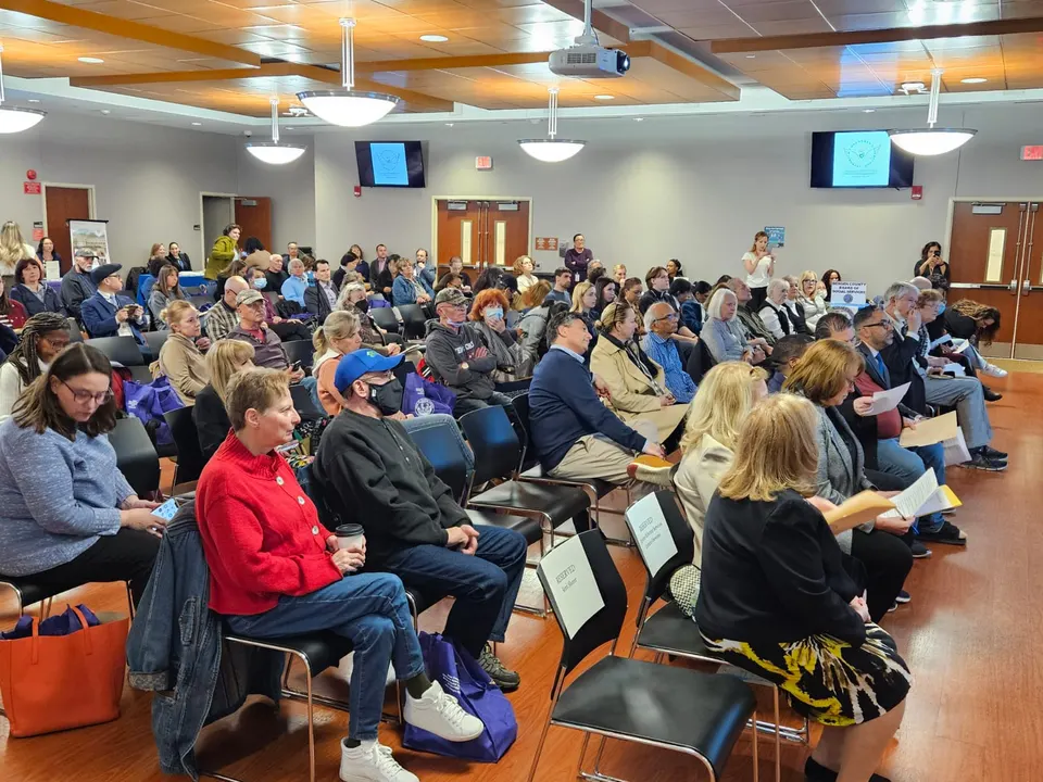 Miembros y líderes de la comunidad en el evento de lanzamiento de la Iniciativa Bergen County Dementia Friendly