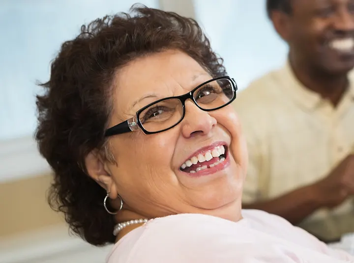 Mujer mayor latina participando en una actividad comunitaria, representando la concienciación sobre el Alzheimer, la educación sobre demencia y el apoyo a cuidadores