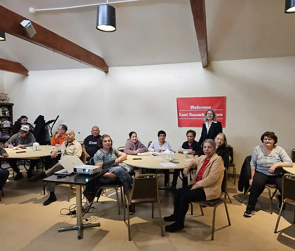 Personas mayores asistiendo a un seminario de educación sobre demencia organizado por Act Now Foundation en Nueva Jersey