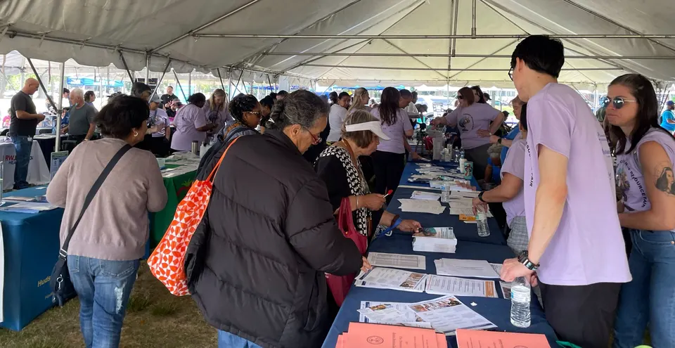 Asistentes recorriendo los puestos y actividades de la Feria de Salud Cerebral y Recursos Comunitarios 2023 en Jersey City.
