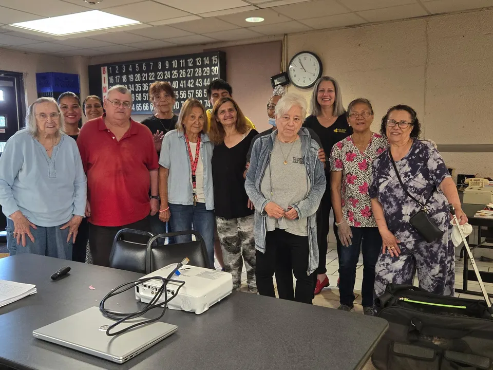 Foto de grupo de personas mayores tras un taller de concienciación sobre la demencia