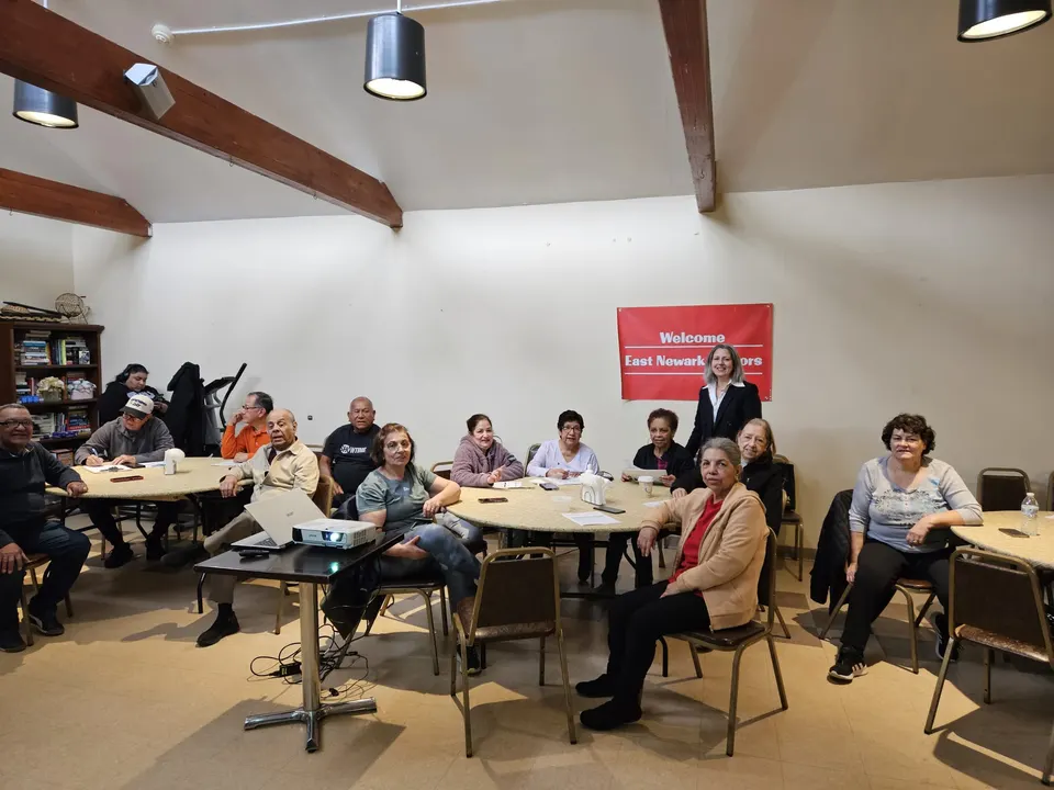 Personas mayores asistiendo a un seminario educativo de Act Now Foundation sobre la concienciación del Alzheimer y la demencia