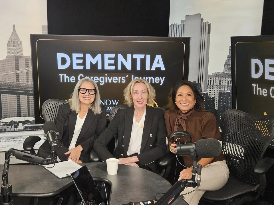 Cofundadoras de Act Now Foundation, Kristine Allen y Cary Lopez, grabando un episodio de pódcast de ABC sobre la concienciación del Alzheimer y el cuidado de personas mayores.