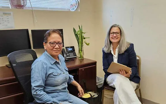 Cliente recibiendo una evaluación de memoria individual por parte de un miembro del personal de Act Now Foundation