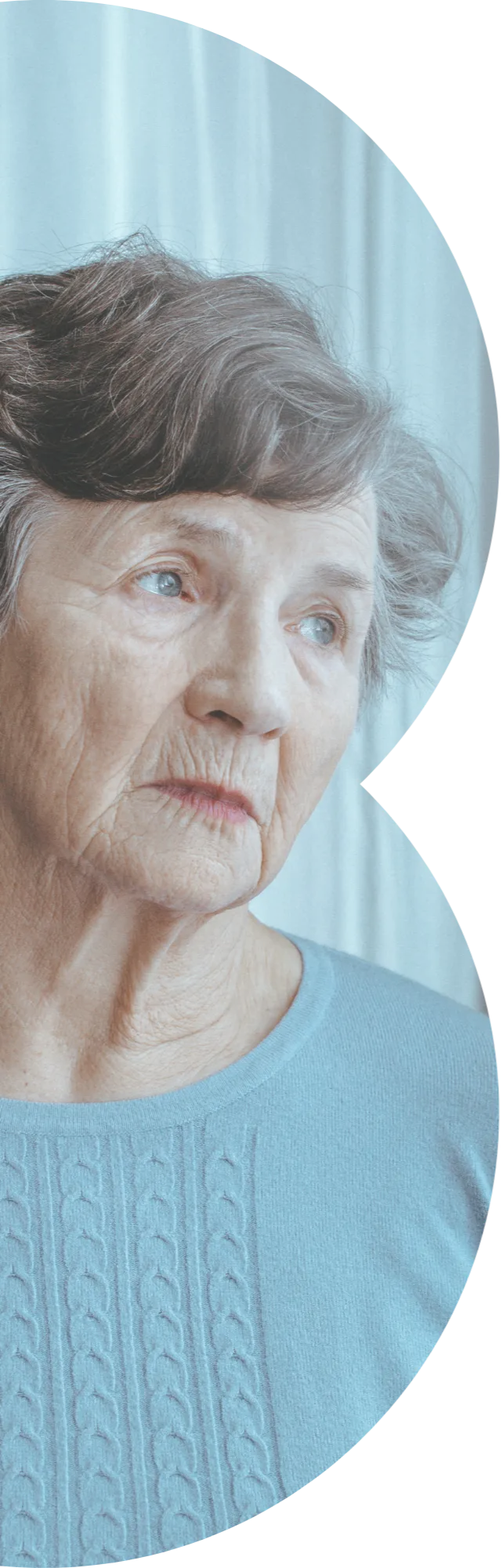 Mujer mayor pensativa con expresión de preocupación, representando las señales tempranas de advertencia de la demencia o el Alzheimer