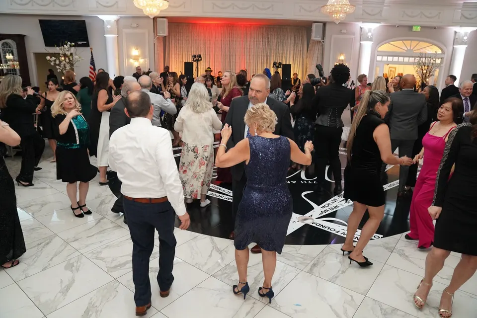 Invitados bailando en la pista del salón durante la Gala de Música y Recuerdos
