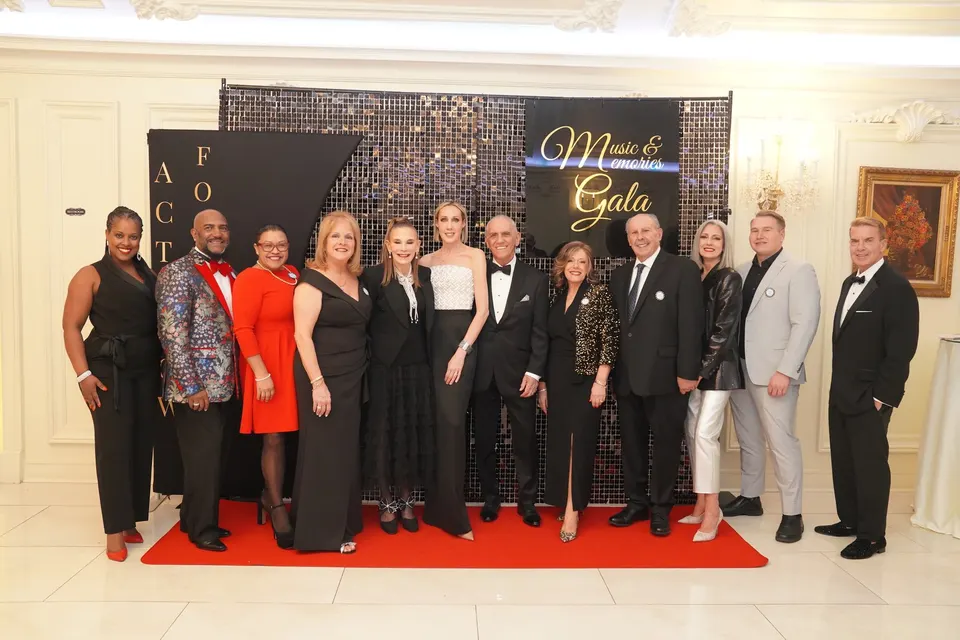 Equipo de Act Now Foundation e invitados posando en el photocall de la Gala de Música y Recuerdos